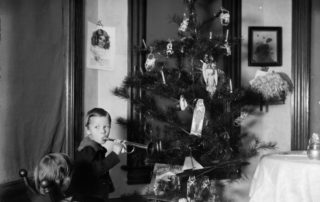 Cary and Everetta Bass with their Christmas tree in Montello, Wisconsin in 1902.